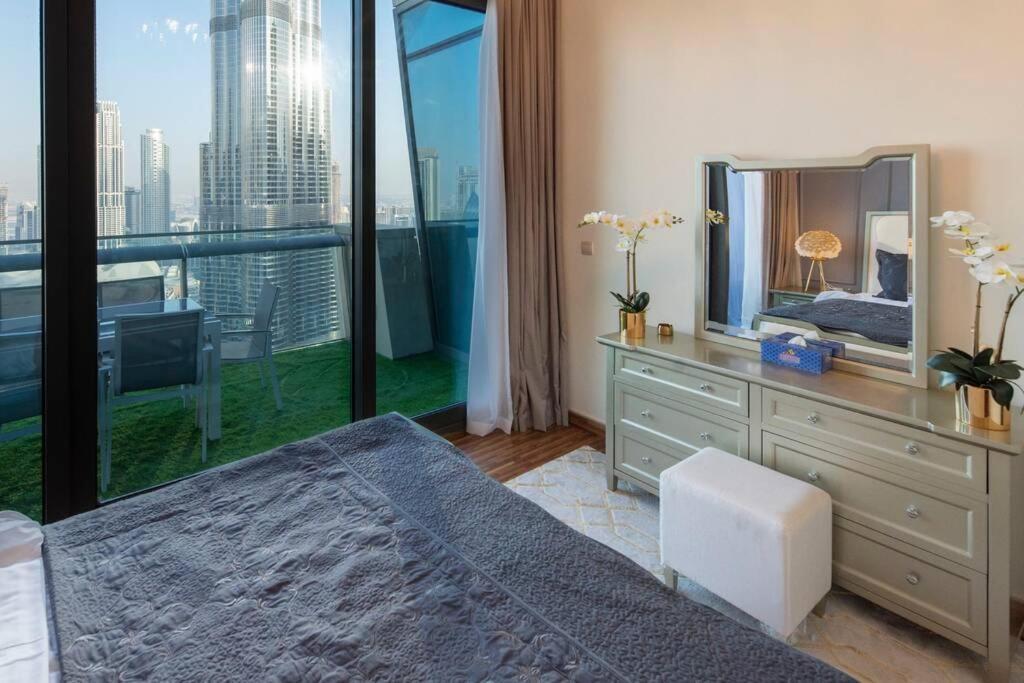 Apartamento First Class 2Br With Full Burj Khalifa And Fountain View Dubái Exterior foto