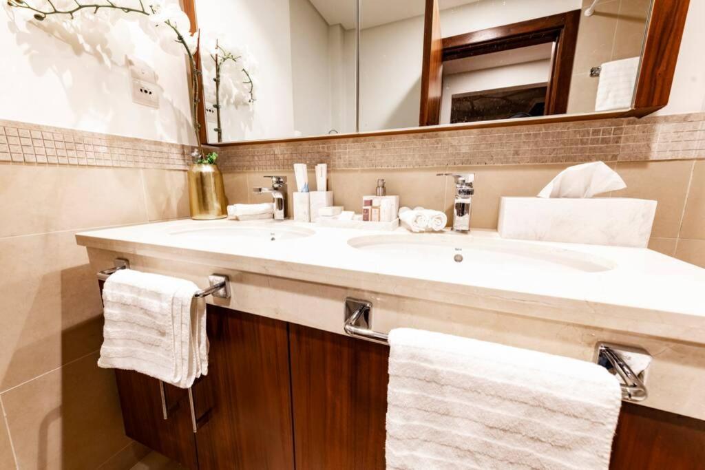 Apartamento First Class 2Br With Full Burj Khalifa And Fountain View Dubái Exterior foto